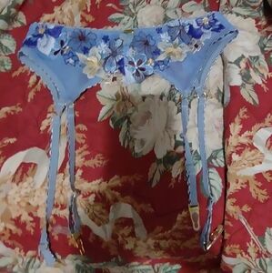 Nette Rose Medium Thigh Garter